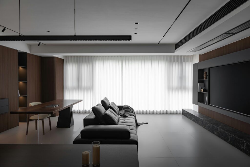 Stylish modern living room featuring minimalist decor and sleek furniture in a bright setting.
