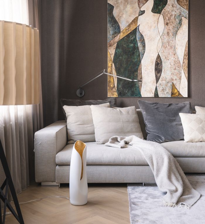 Elegant contemporary living room interior featuring abstract art and stylish furniture, Stile contemporaneo chic opera d'arte.