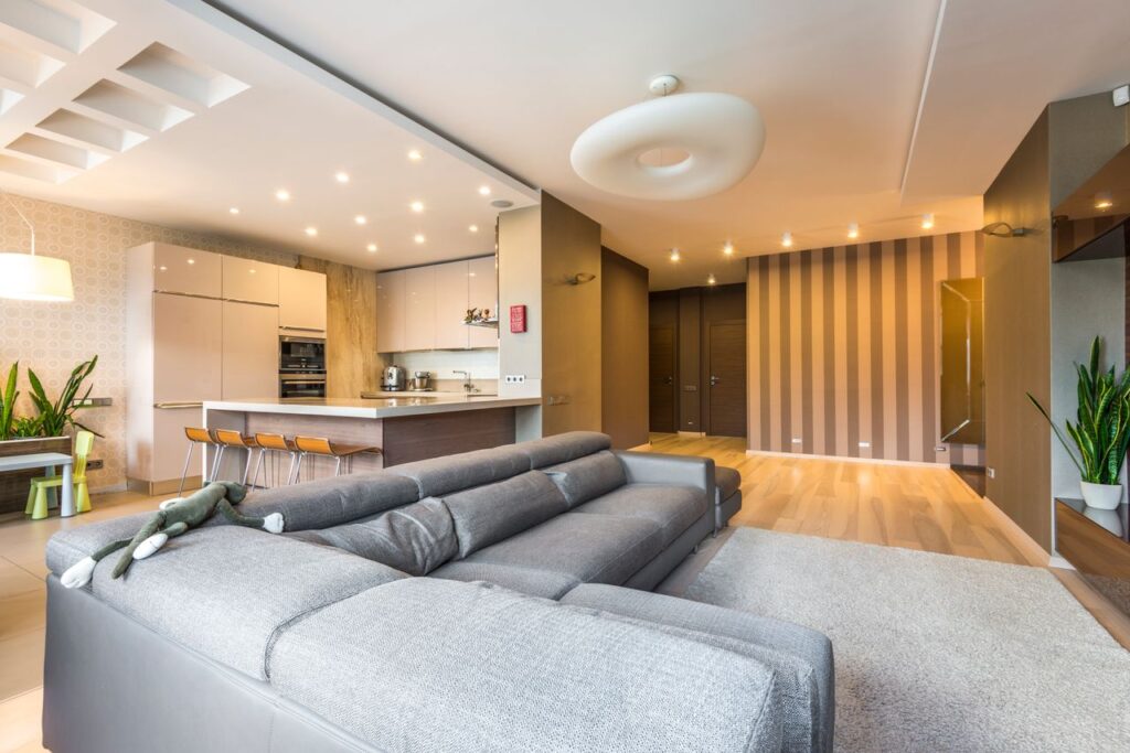 Spacious and elegantly designed open-concept living room with modern kitchen and dining area, Idee per ristrutturare casa